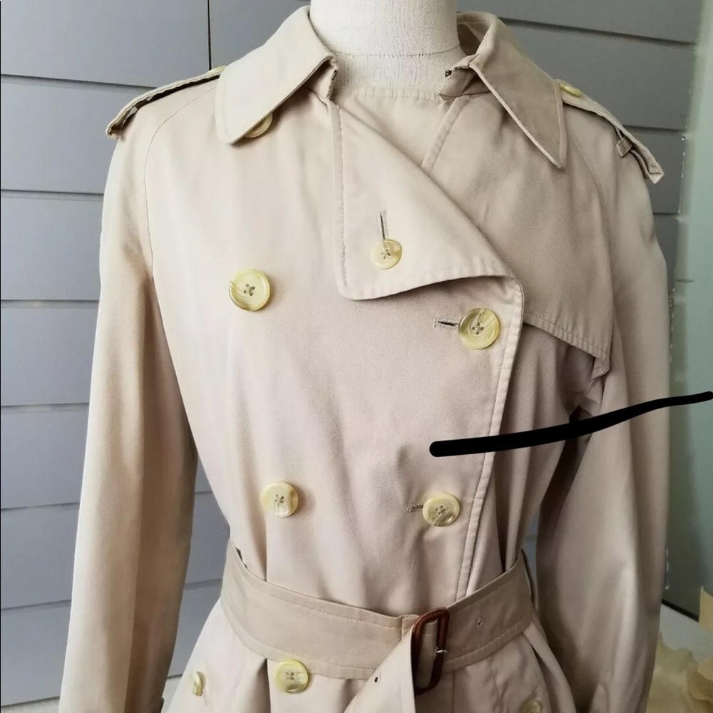Burberry’s flattering women’s day coat